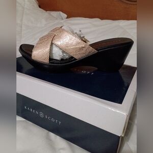 NEW Karen Scott Low Platform Sandals Rose Gold